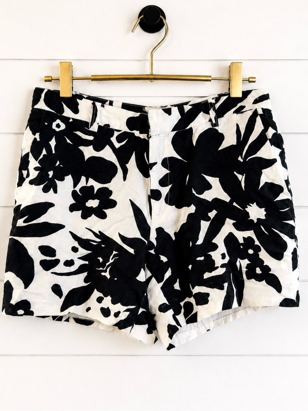 Carmen Marc Valvo Black & White Floral Line Blend Shorts Size 4